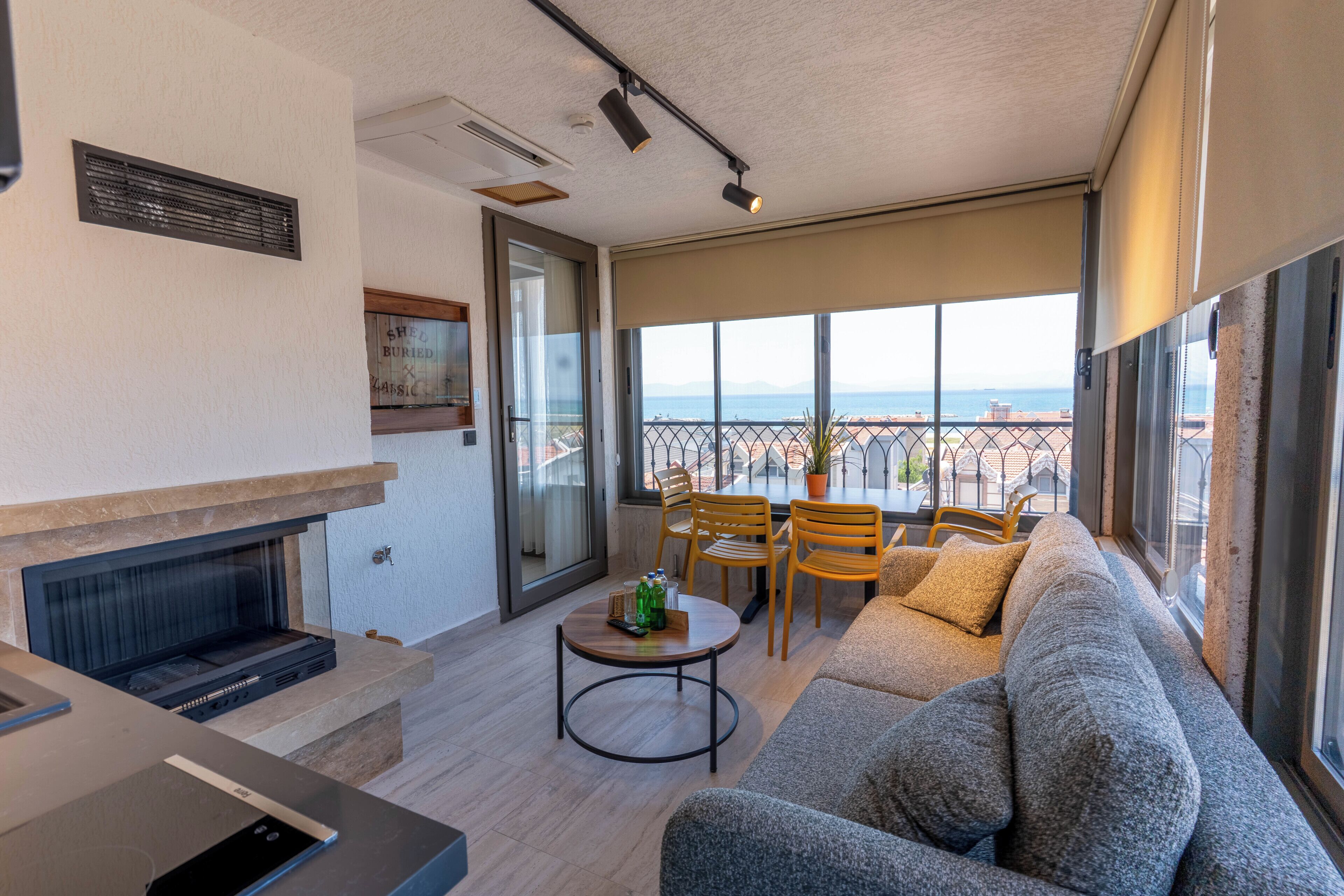 Family Studio Suite, Sea View | Living area