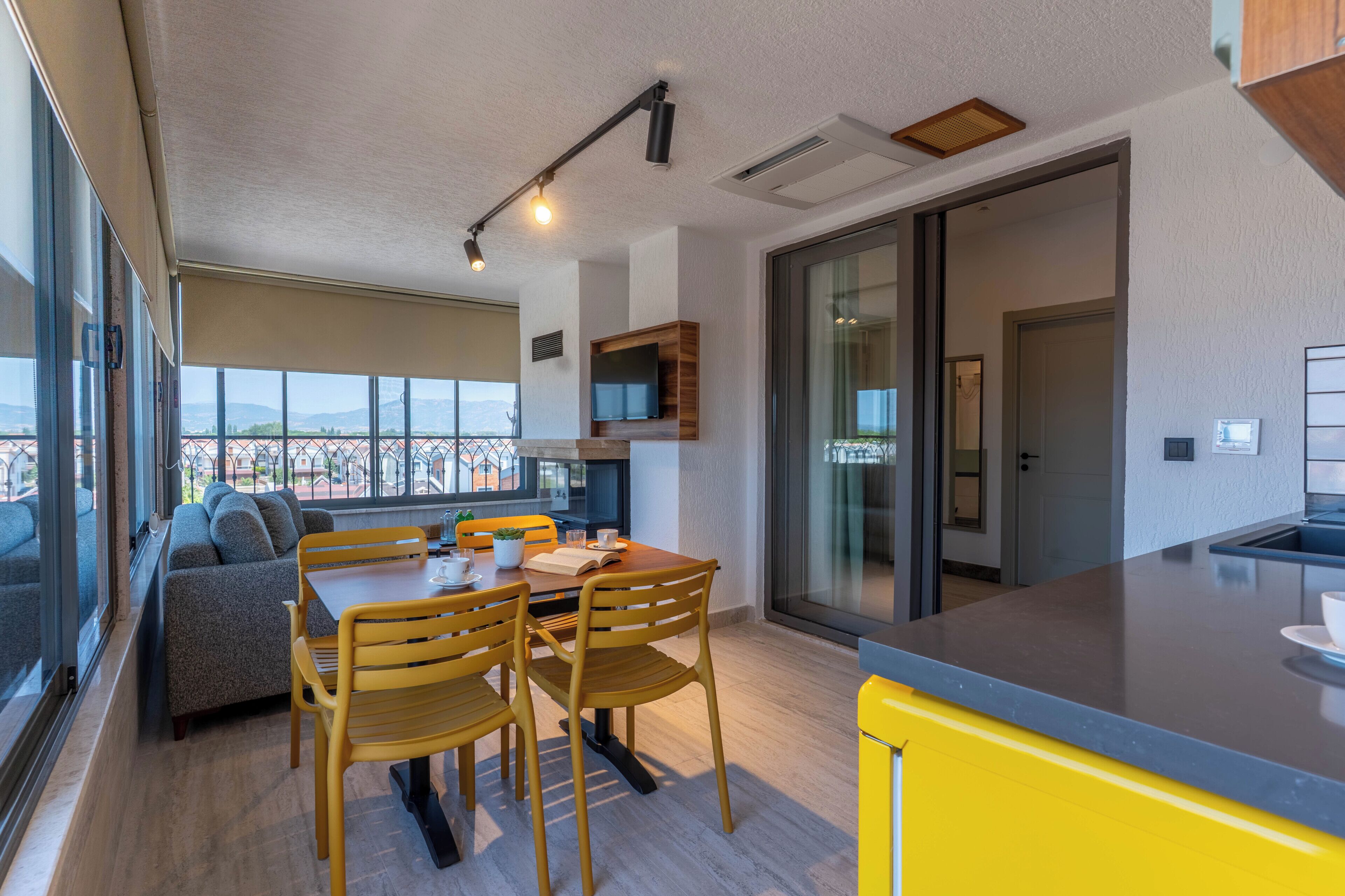Family Studio Suite, Mountain View | Dining