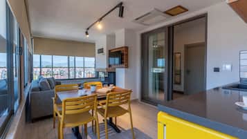 Family Studio Suite, Mountain View | Dining
