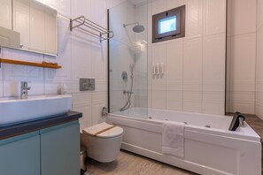 家庭开间套房, 山景 | 浴室 | 淋浴/盆浴组合、吹风机、拖鞋、毛巾