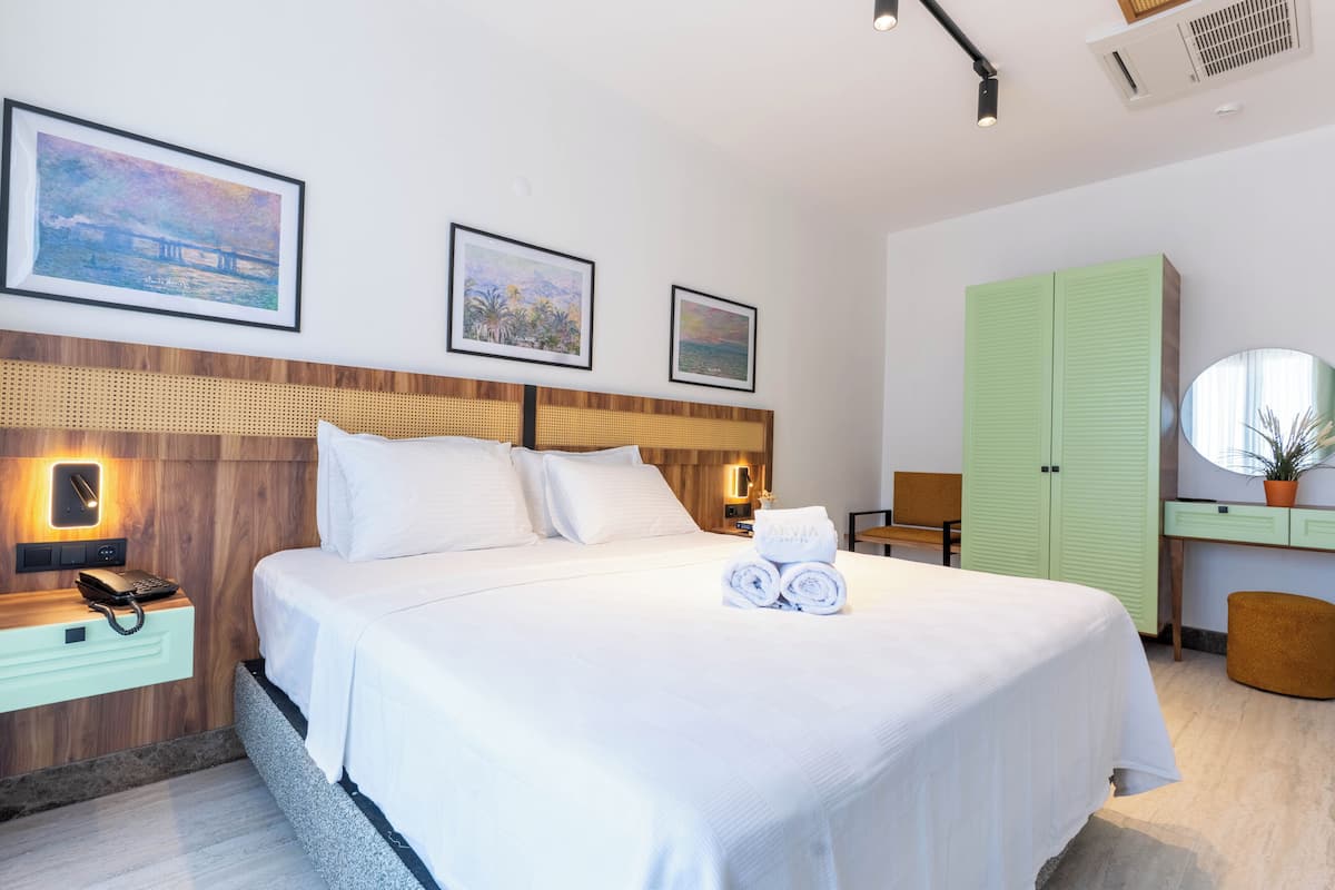 Family Studio Suite, Mountain View | In-room safe, soundproofing, WiFi (free)