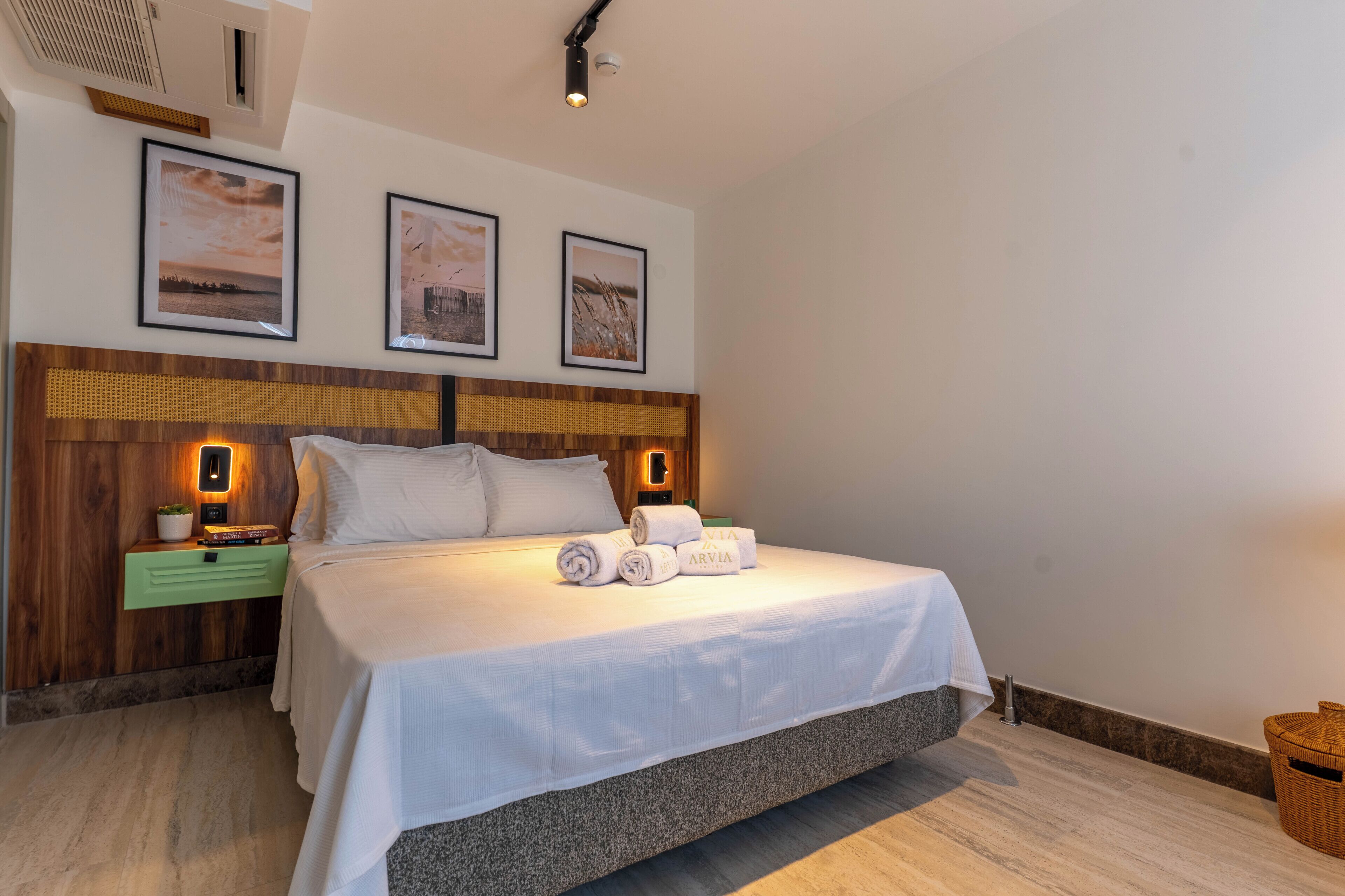 Habitació triple Deluxe, balcó, vistes al mar | Caixa forta a l'habitació, habitacions insonoritzades i wifi gratuïta 