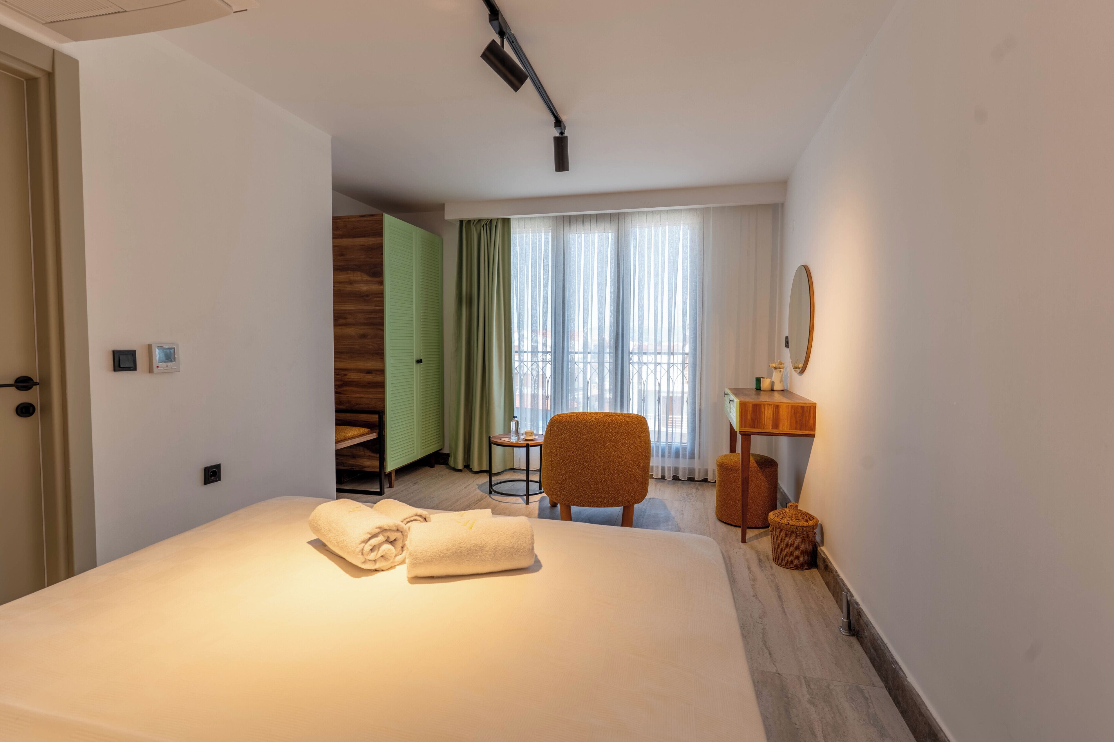 Familien-Dreibettzimmer, Balkon, Bergblick | Zimmersafe, schallisolierte Zimmer, kostenloses WLAN