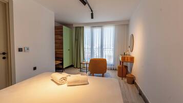 Familien-Dreibettzimmer, Balkon, Bergblick | Zimmersafe, schallisolierte Zimmer, kostenloses WLAN