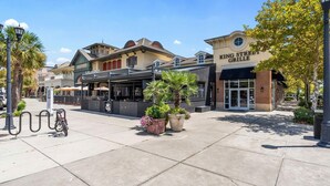 Een straat met gebouwen, waaronder een restaurant genaamd KING STREET GRILLE.