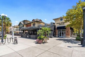 A street with buildings, including a restaurant named KING STREET GRILLE. - The Social House-Pet Friendly-2.5 Blocks to Beach (Myrtle Beach)
