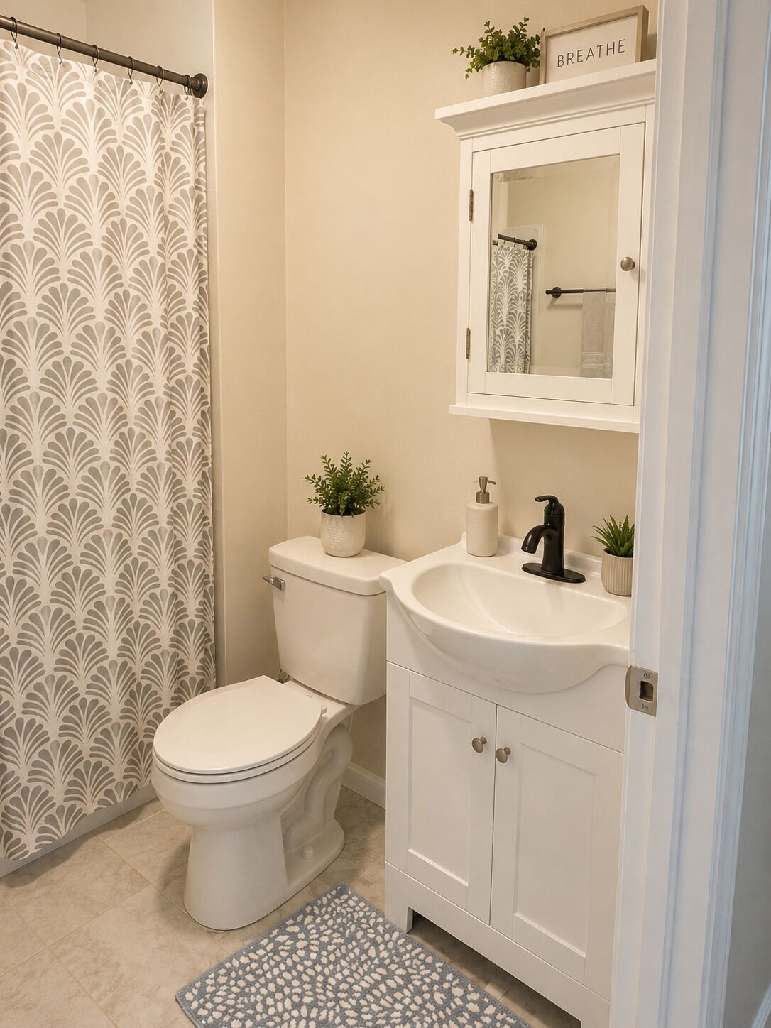 Douche, serviettes fournies, papier toilette