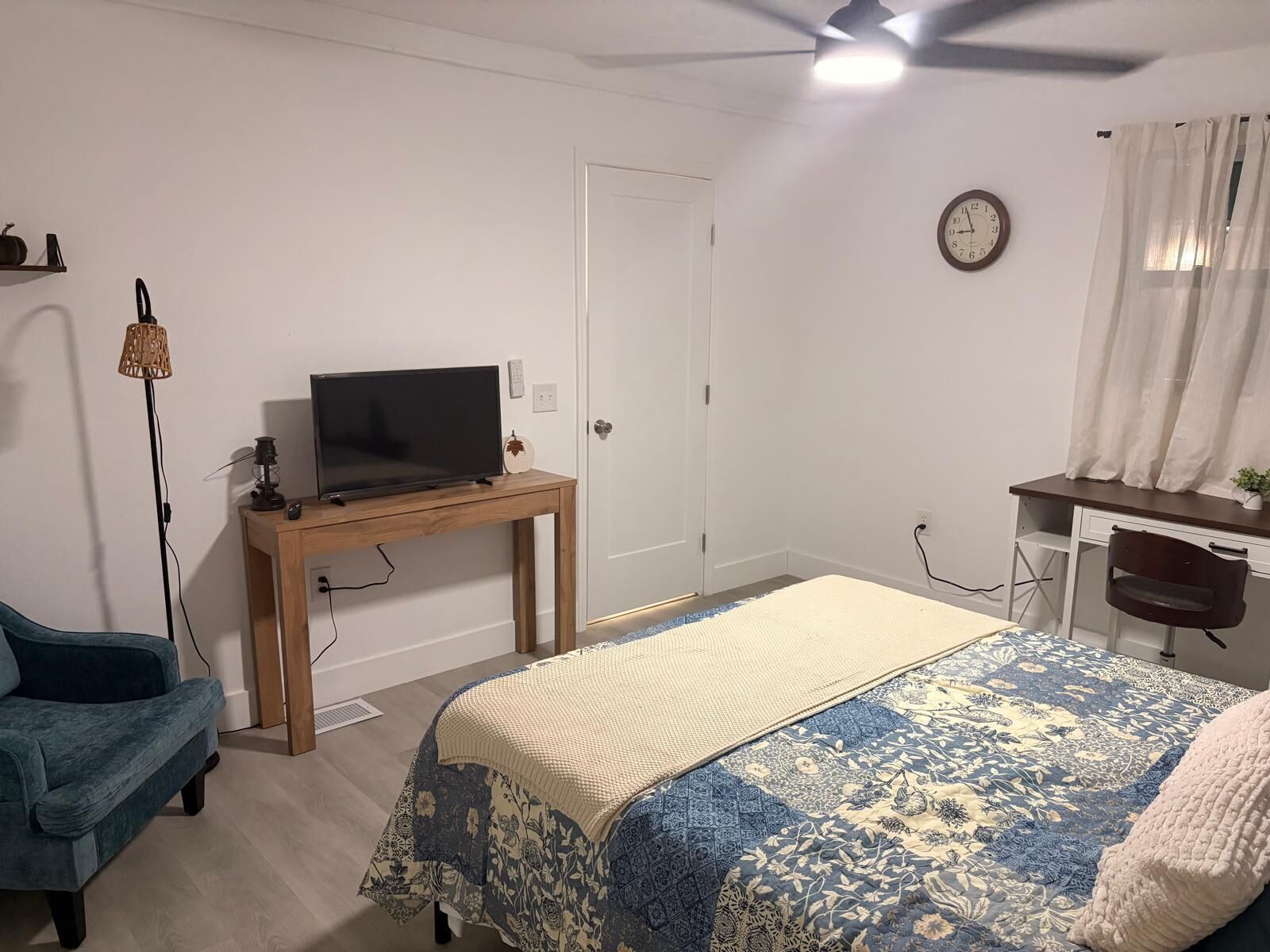 3 habitaciones, tabla de planchar con plancha, wifi y ropa de cama 