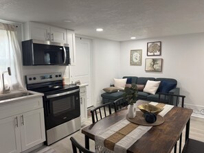 Private kitchen - Farmhouse Retreat Near Orlando Attractions & Beach (Orlando)