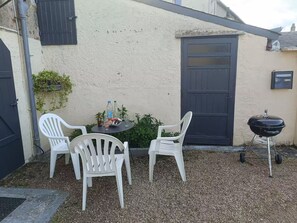 Outdoor dining - Vrbo Property (Sablé-sur-Sarthe)