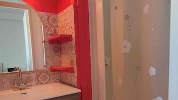 Shower, towels, soap, shampoo