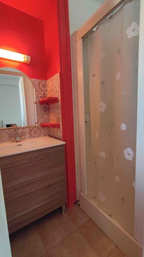 Bathroom - Vrbo Property (Sablé-sur-Sarthe)