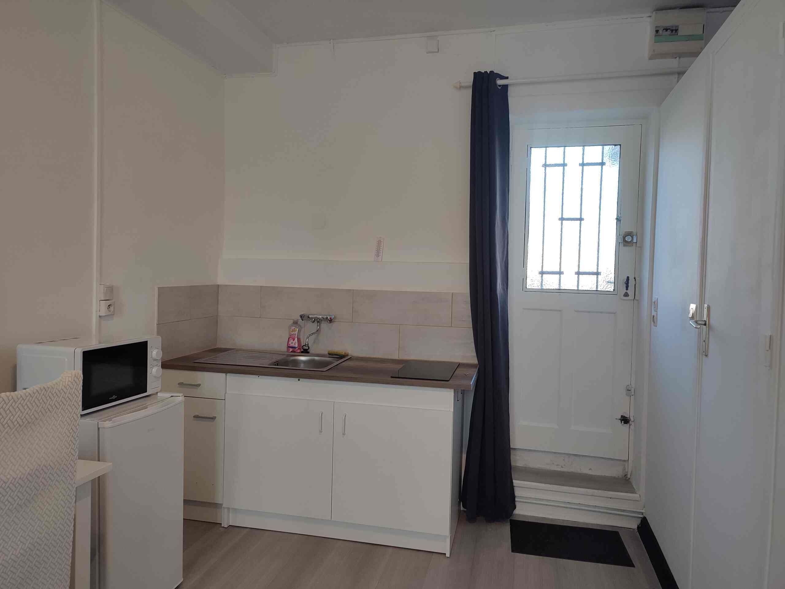 Coffee/tea maker, fridge, microwave, stovetop