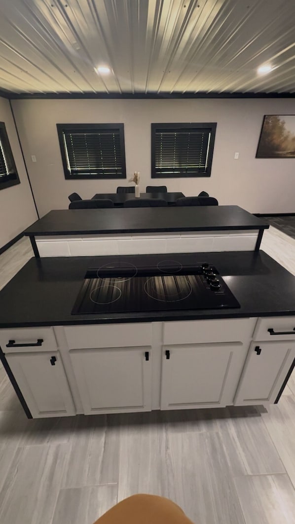 Coffee/tea maker, fridge, microwave, stovetop