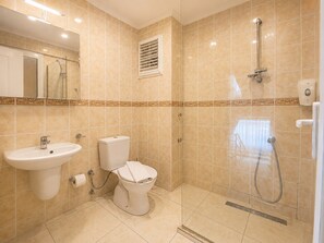 Dusche, Haartrockner, Handtücher, Seife