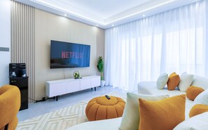 Departamento, balcón, vista a la ciudad | Área de sala de estar