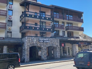 A hotel with a stone facade, balconies, and a sign reading 'RESIDENCE LES ANDES'. - VAL D'ISERE, in the heart of the village, 2-room apartment with a terrace and parking (Val-d'Isère)