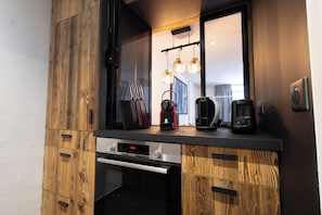A compact kitchenette with a Bosch oven, a coffee maker, and a kettle. - VAL D'ISERE, in the heart of the village, 2-room apartment with a terrace and parking (Val-d'Isère)