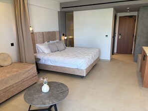 Superior-Suite, Balkon | Zimmersafe, laptopgeeigneter Arbeitsplatz, Verdunkelungsvorhänge