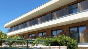 A modern building with large windows and a flat roof. - Stella Elite Suites (Zakynthos)