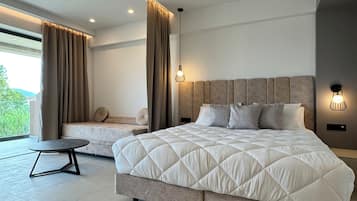 Suite Superior, balkon | Brankas, ruang kerja ramah laptop, tirai kedap cahaya, dan Wi-Fi gratis