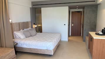Suite Superior, balkon | Brankas, ruang kerja ramah laptop, tirai kedap cahaya, dan Wi-Fi gratis