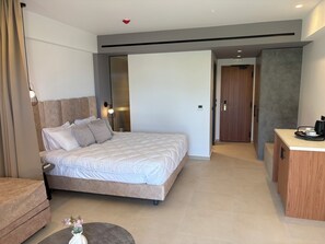 Superior-Suite, Balkon | Zimmersafe, laptopgeeigneter Arbeitsplatz, Verdunkelungsvorhänge