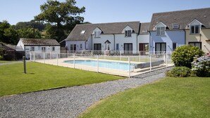 Et boligområde med swimmingpool, huse og en græsplæne.