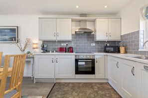 Kühlschrank, Mikrowelle, Ofen, Geschirrspüler