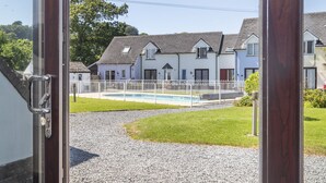 Et boligområde med swimmingpool, huse og en grussti.