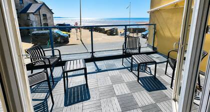 Beachfront Apartment with Stunning Sea Views in Pendine