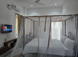 Iron/ironing board, free WiFi, bed sheets - Discover the soul of Lamu at our authentic seafront retreat. (Lamu)
