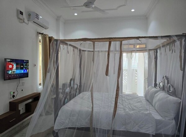 18 bedrooms, iron/ironing board, WiFi (free), bed sheets