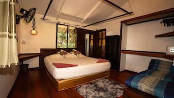 Classic Tree House, Garden View | In-room safe, WiFi (free), bed sheets