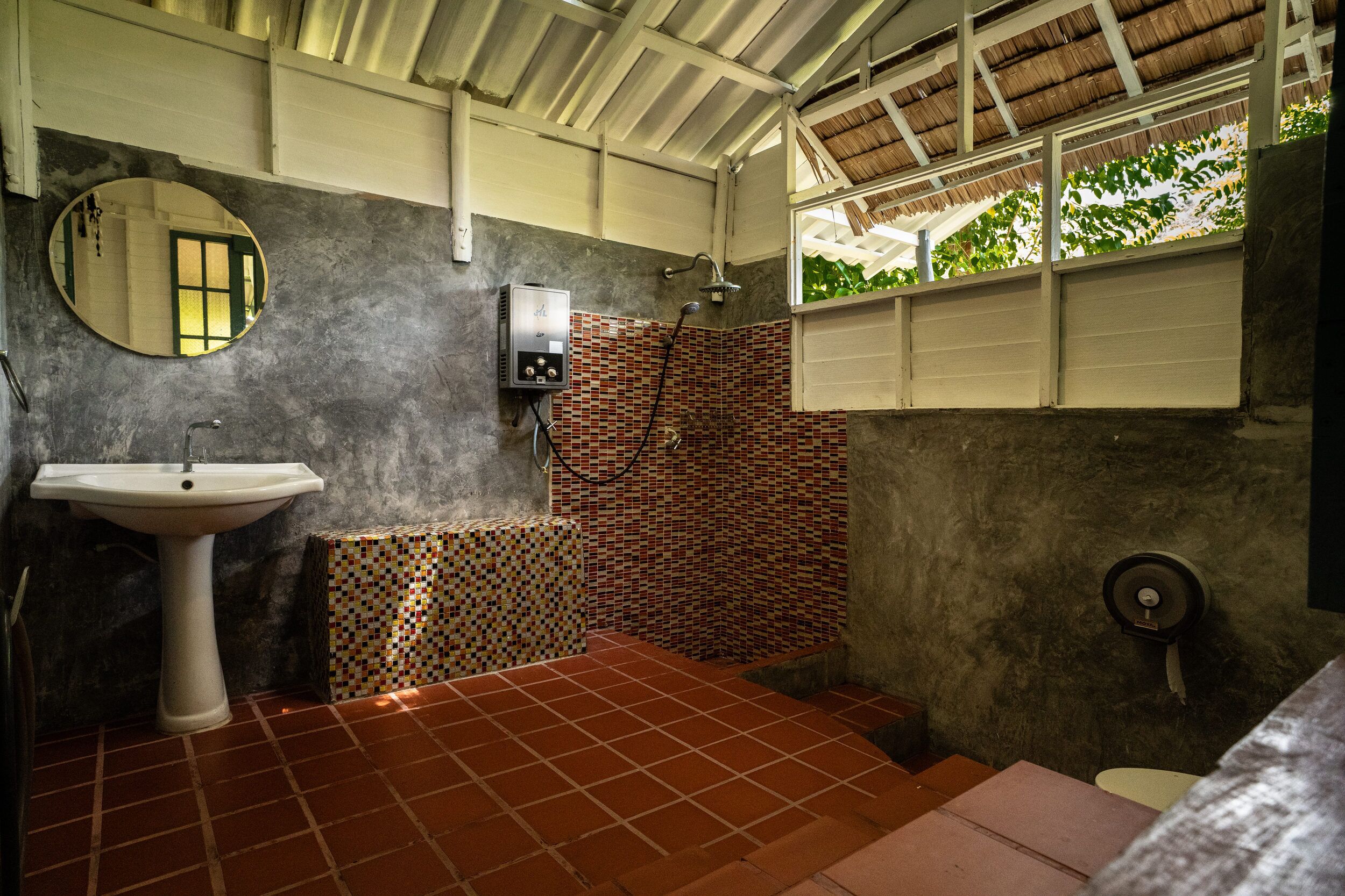 Comfort Bungalow, Garden View | Bathroom | Shower, towels, soap, shampoo