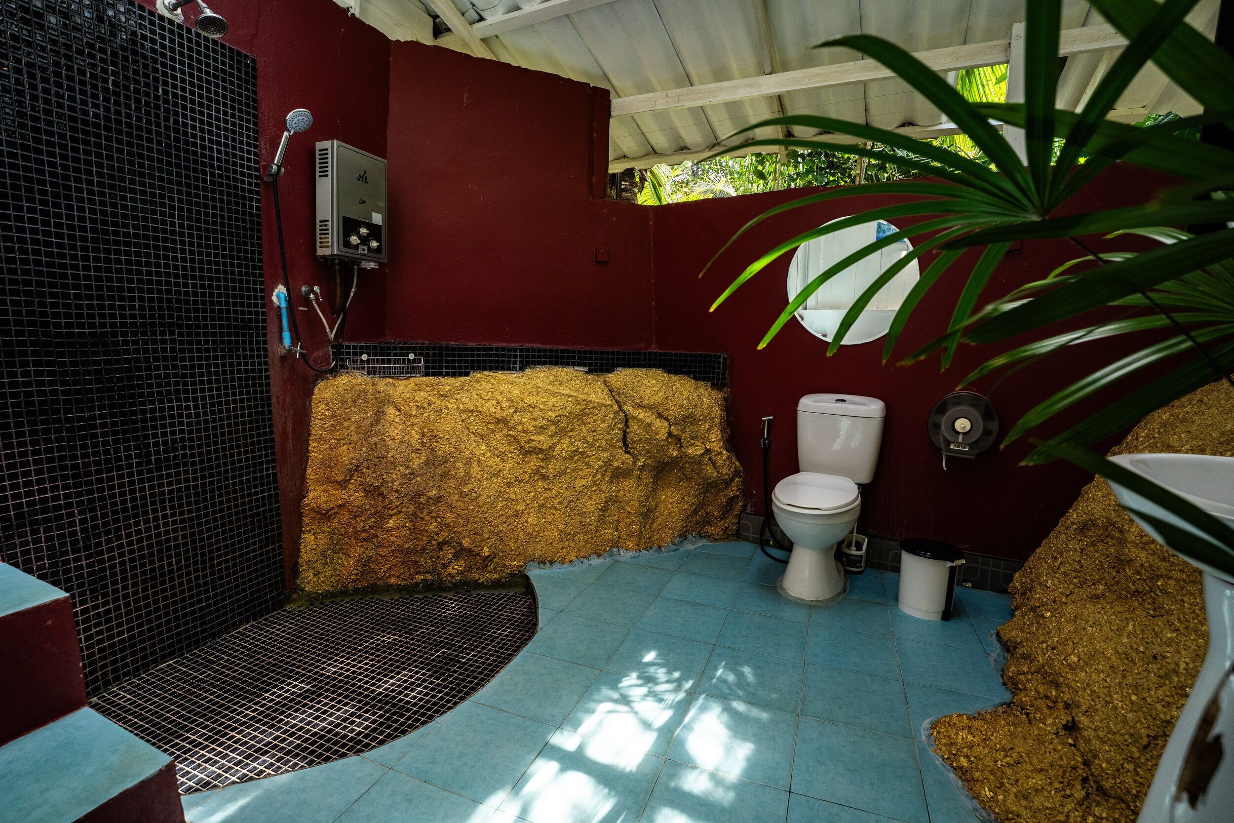 Un baño con ducha, inodoro y lavamanos.