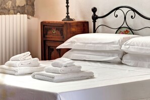 1 bedroom, WiFi, bed sheets - Le Mortinete Farmstay: Colombino (Toscana)