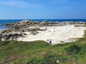A rocky beach with a clear view of the ocean. - Ty Frouden, 130 m² and 150 m from the sea (Plouescat)