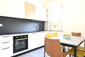 Fridge, dishwasher - S372 – Sirolo, comfortable one-bedroom apartment with air conditioning and private parking (Sirolo)