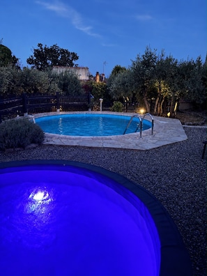 A swimming pool with a stone deck and a metal ladder, surrounded by trees and a fence. - Casa Geco: Peace and Quiet, Nature, a Pool, and Independence (Flayosc)