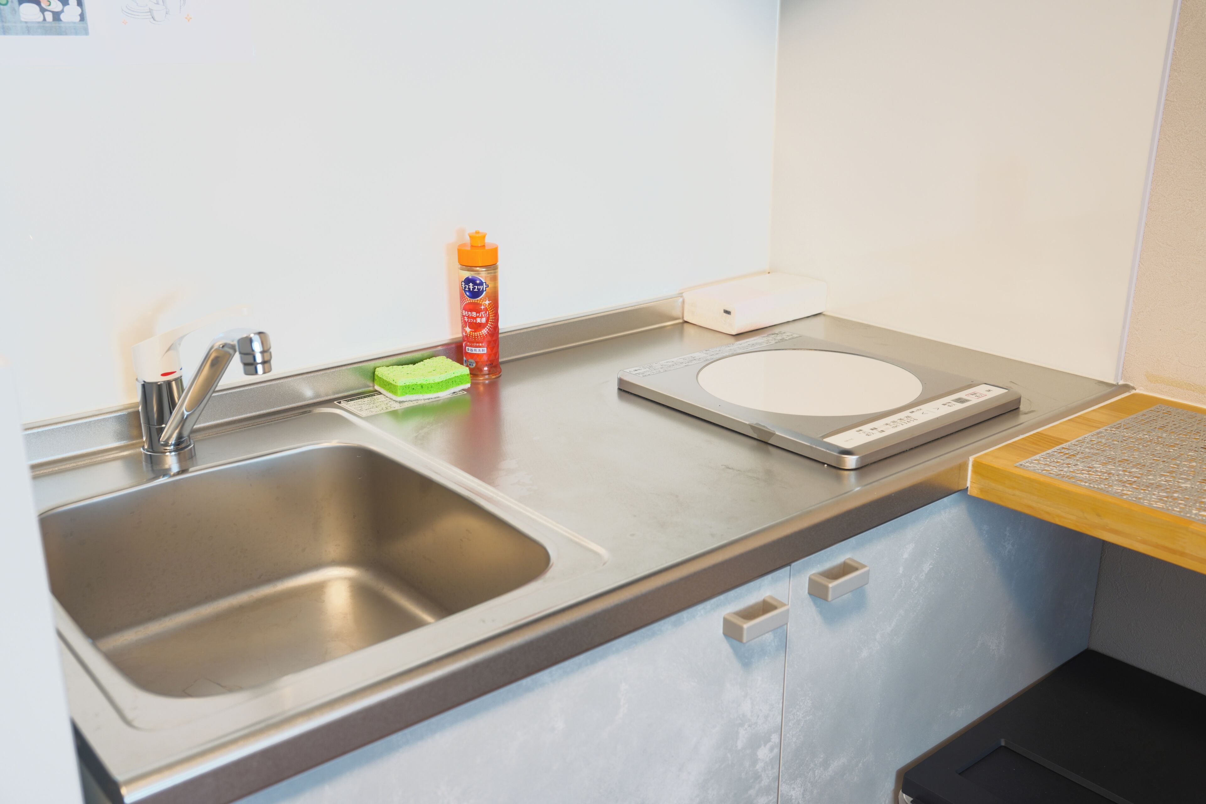 Fridge, microwave, stovetop, electric kettle
