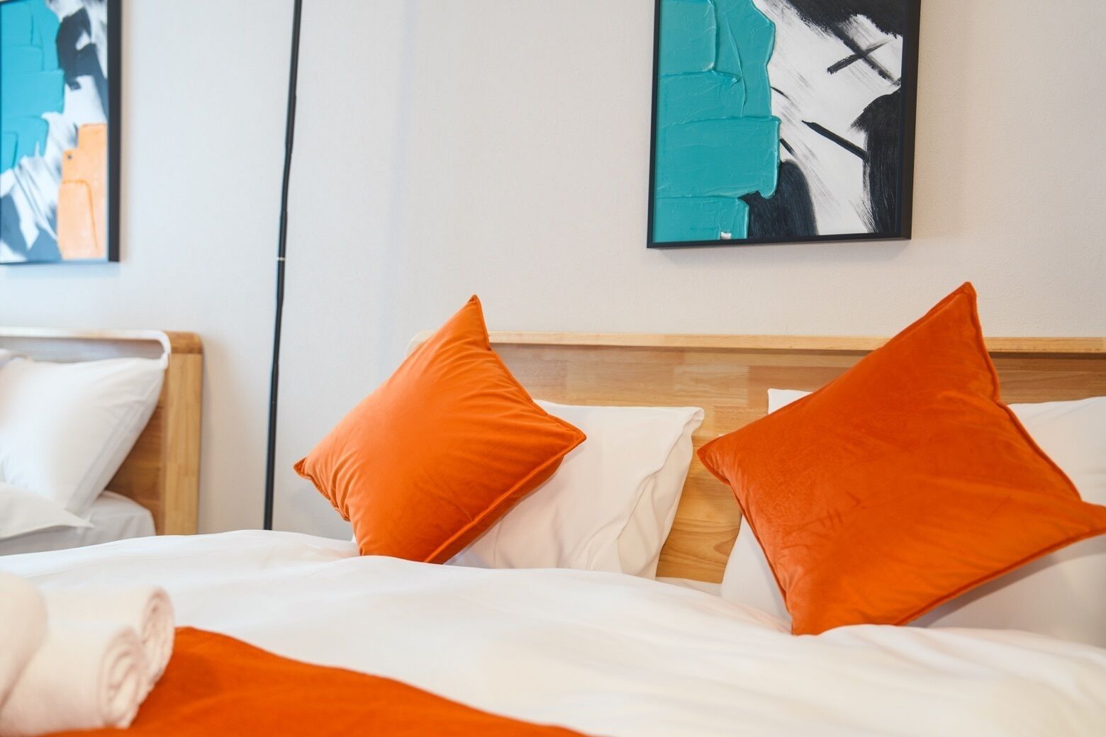 Espacio para trabajar con laptop y cortinas blackout 