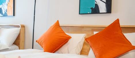 Espacio para trabajar con laptop y cortinas blackout