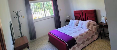 3 chambres, fer et planche à repasser, Wi-Fi, draps fournis