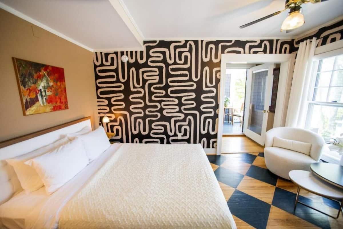 Doppelzimmer, 1 Queen-Bett, Balkon, eingeschränkter Meerblick | Bügeleisen/Bügelbrett, kostenloses WLAN