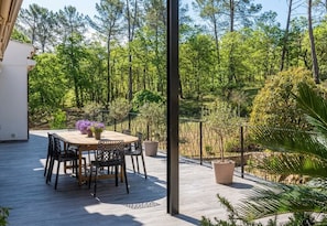 Outdoor dining - Provence Villa, Air Conditioning, Swing Pool, Forest View, Snooker/Bollard/Whiskey Game Room (Peynier)