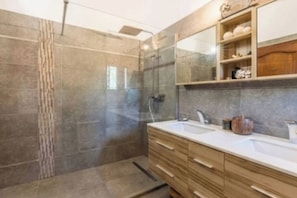 Bathroom - Provence Villa, Air Conditioning, Swing Pool, Forest View, Snooker/Bollard/Whiskey Game Room (Peynier)