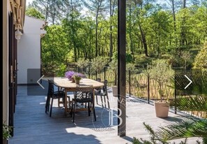 Outdoor dining - Vrbo Property (Peynier)