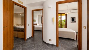 Hotellihuone, jossa on kylpyhuone, sänky ja näkymä ulos.