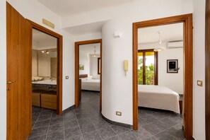 Ein Hotelzimmer mit Bad, einem Bett und Blick ins Freie.